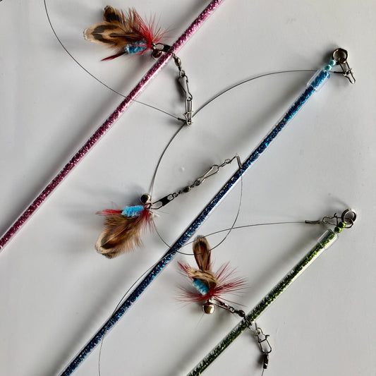 New product preferred by judges at cat shows, telescopic mini-wand handle is 11" long with telescopic metal tip that adds another 10". Wand comes in a variety of colours with a small fly fishing attachment included. 